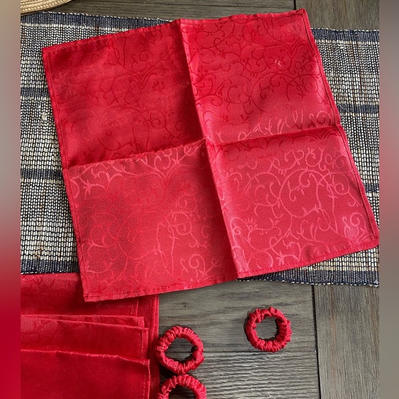 Christmas napkins, napkin rings, table runner and flowers - Picture 2 of 6
